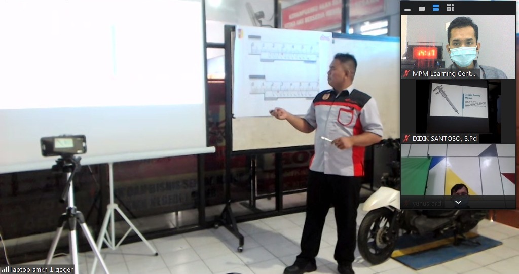 Guru TBSM SMKN 1 Geger ikuti Kontes Regional Guru SMK TBSM Secara Virtual - MPM Honda Jatim